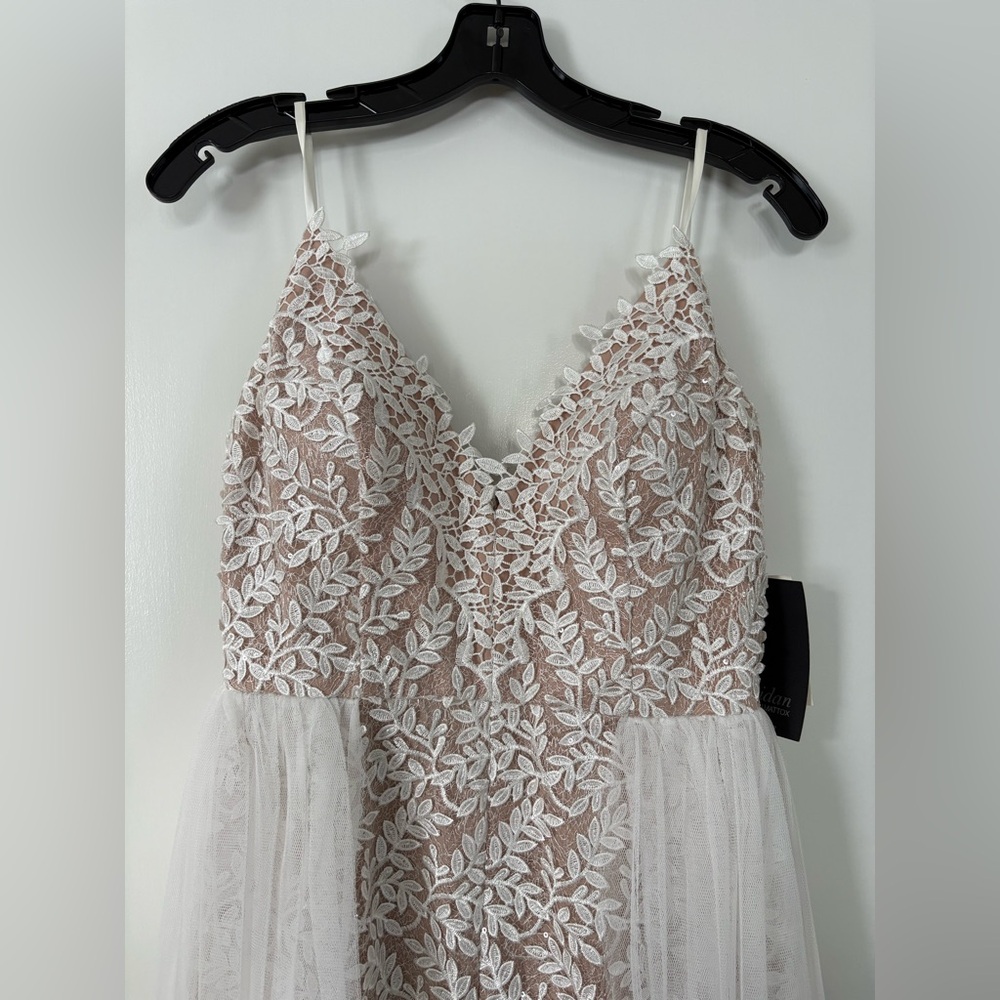 Aidan Mattox White Embroidered Lace V-Neck Gown NWT Size 6 Wedding Formal - Picture 3 of 9